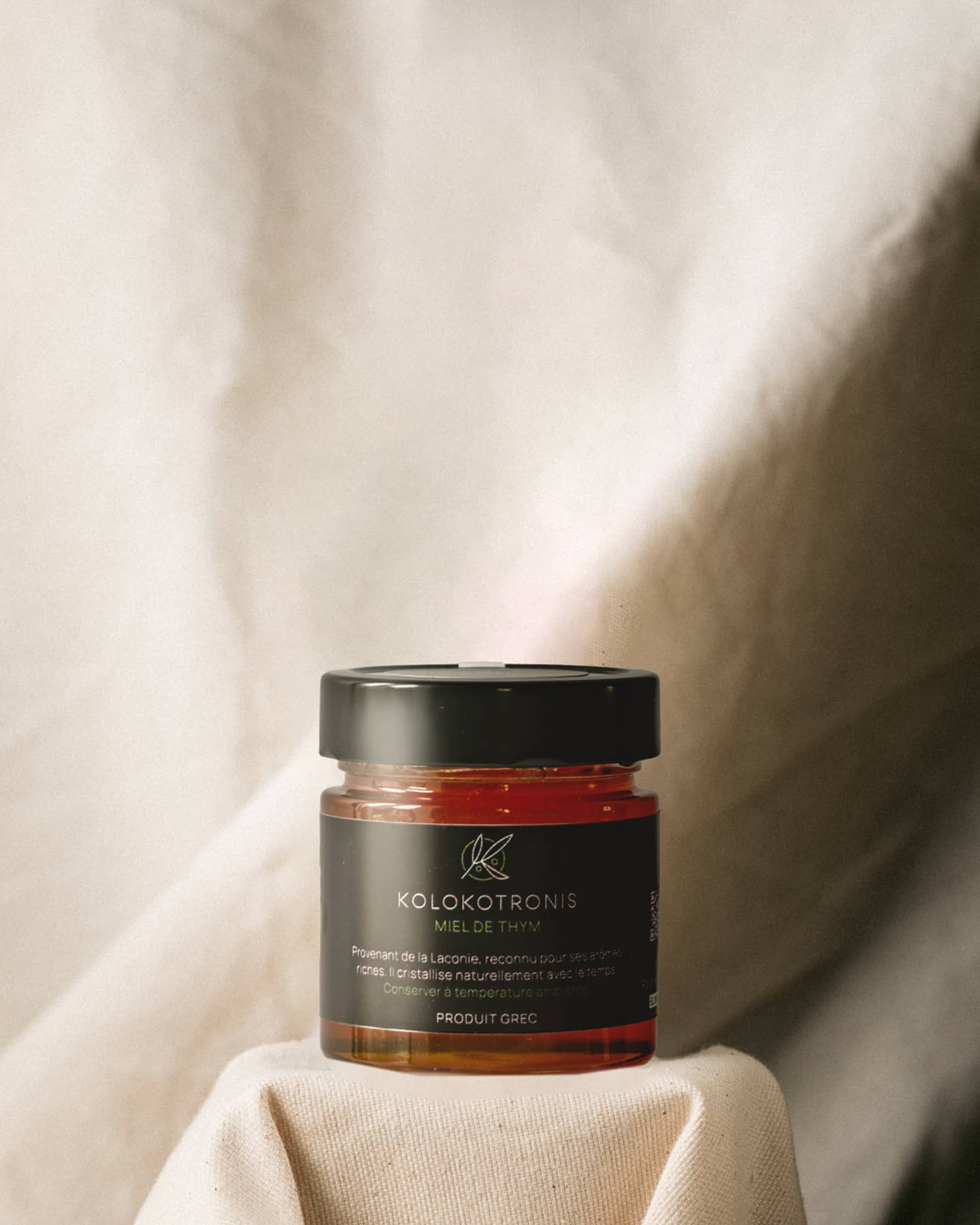 Miel de thym grec, de la Laconie. Disponible dans un pot en verre de 280g.