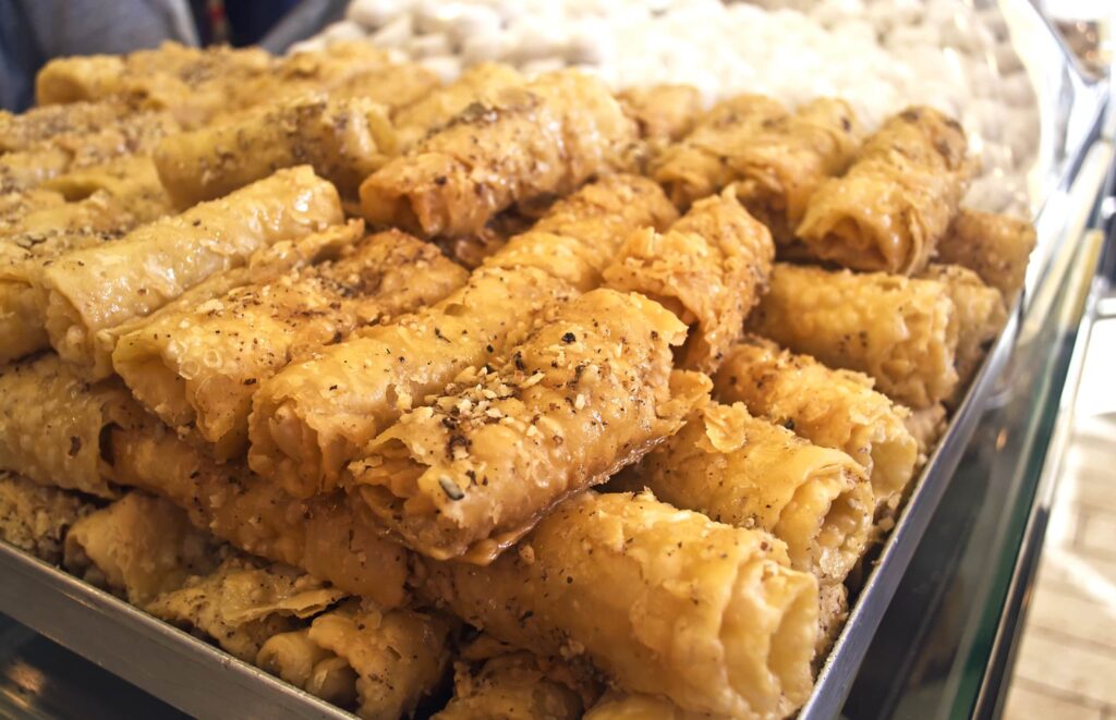 Diples - Feuilles de pâte frites trempées dans du miel, agrémentées de noix ou de cannelle.