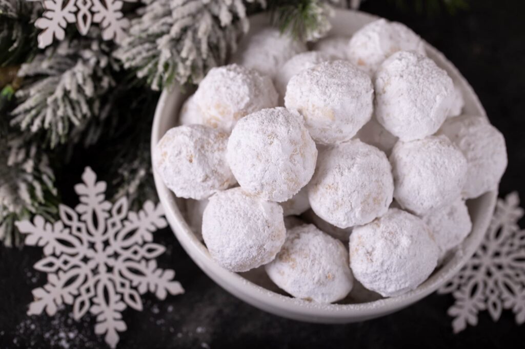 Kourabiedes - Délicieux biscuits grecs de Noël, beurre, amandes et sucre glace.