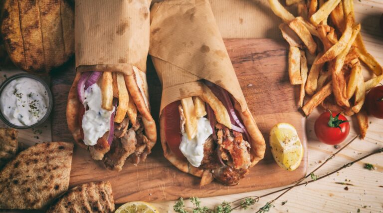 Gyros grecs enveloppés dans des pains pita sur une vue de dessus de table en bois
